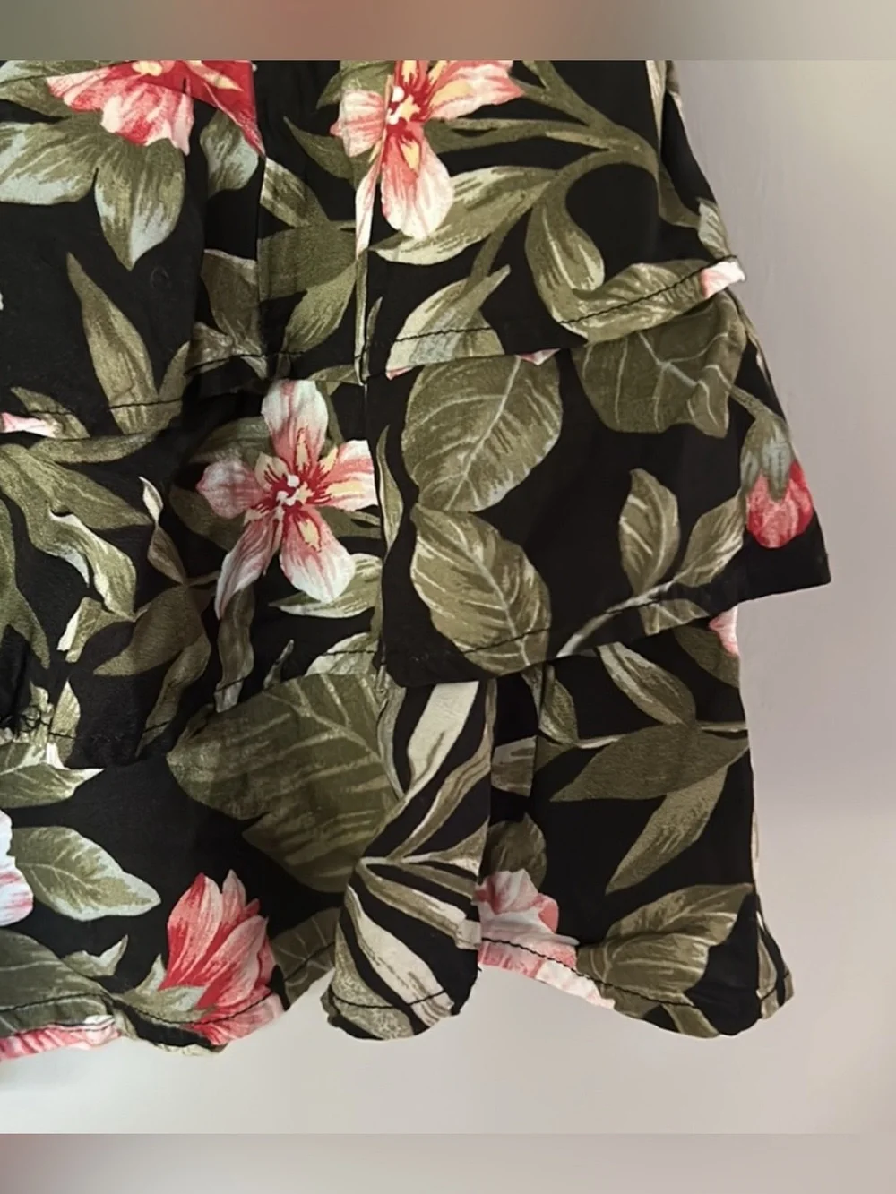 ❤️ American Eagle Small Tropical Floral Ruffle Mini Skirt Black Pink Green (B2)